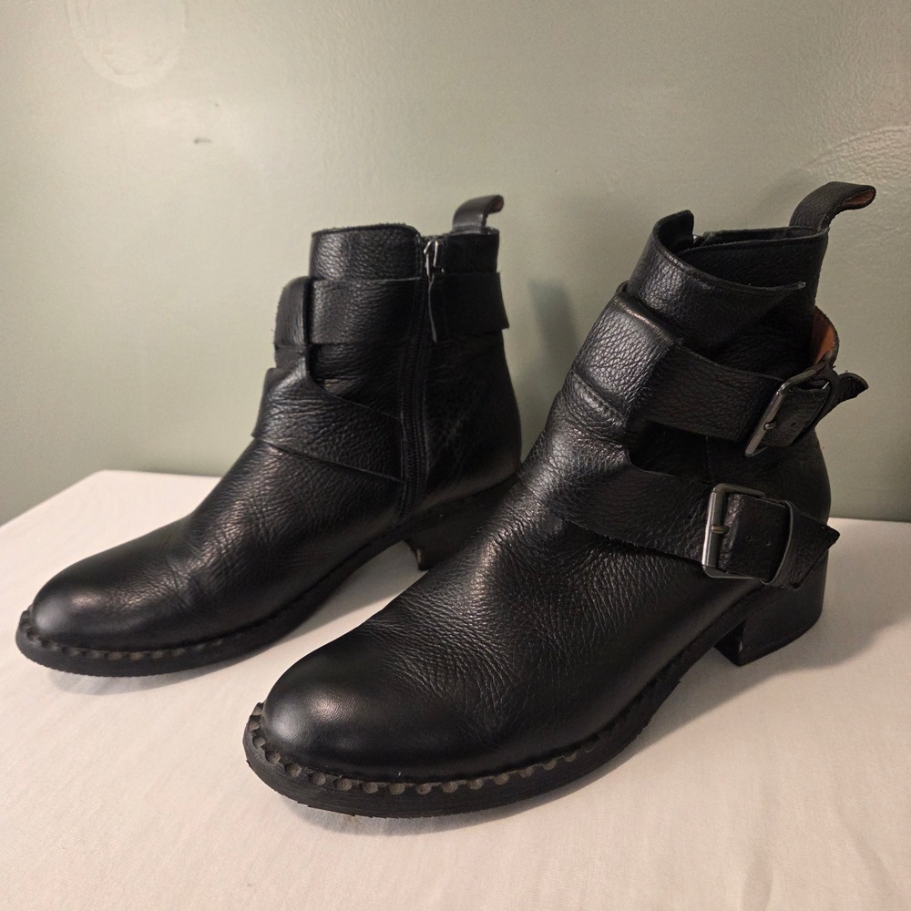 Gentle Souls Women's Benton Moto Booties Pebbled Leather Black Size 7.5